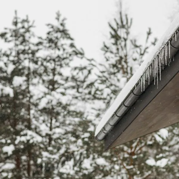 Come proteggere le grondaie in inverno: soluzioni anti-ghiaccio e misure preventive